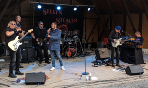 Heiko Manz begrüßt die Besucher Burgfest und die Steven Stealer Band 
