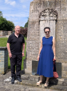 Gur und Miki vor dem Ehrenmal