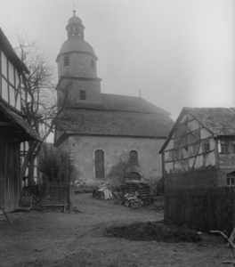 Das älteste bekannte Foto der Hundshäuser Kirche aus dem Jahre 1909. Der Seiteneingang ist noch nicht zugemauert und es gibt noch keine Kirchturmuhr.
