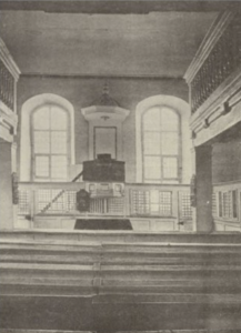 Der Innenraum der Kirche im Jahre 1909. Es gab noch keinen Mittelgang und im Altarraum waren die Plätze für die Kirchenältesten (rechts im Bild) noch mit einer Art Gitterumrandung ausgestattet