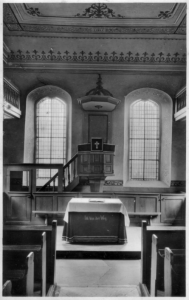 Der Innenraum der Kirche im Jahre 1950. Jetzt mit Mittelgang